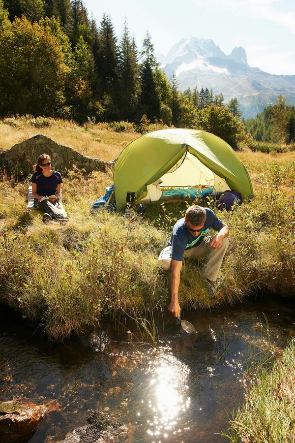 Quels sont les équipements nécessaires pour un camping en région de haute montagne en hiver?