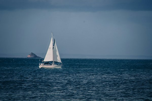 Comment organiser des vacances en Bretagne avec des cours de navigation à voile et des balades en mer?